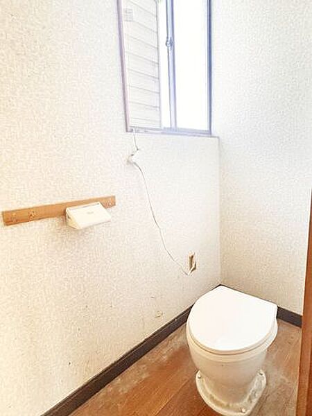 【リフォーム中/トイレ・1階】　温水洗浄機能付きに新品交換いたします。天井と壁はクロス張替え、床はクッションフロアを張り替えます。照明もLEDに交換をいたします。