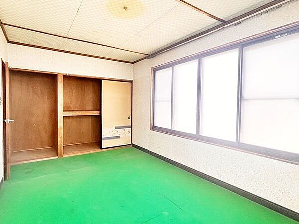 【リフォーム中/居室(1)】　2階約7.5帖の洋室です。エアコンコンセントとTVジャックを設置いたします。フローリング張り替え、建具交換、クロス張替えを行います。
