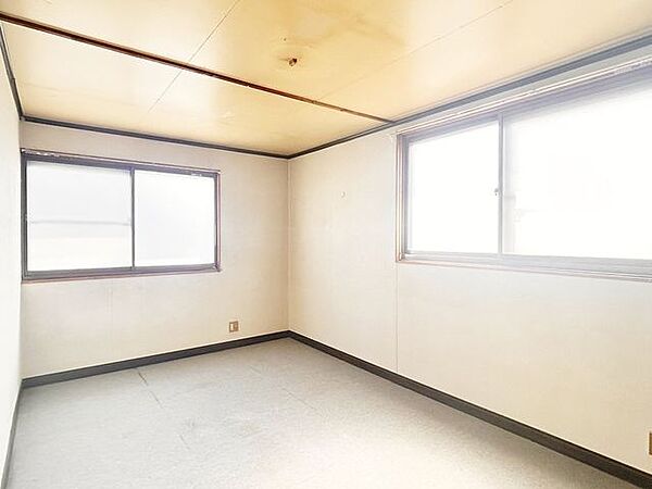 【リフォーム中/居室(3)】2階約7.5帖の洋室です。エアコンコンセントとTVジャックを設置いたします。フローリング張り替え、建具交換、クロス張替えを行います。