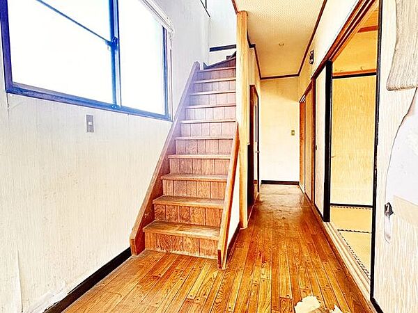 【リフォーム中/廊下】天井及び壁はクロス張替え、床はフローリングに張り替える予定です。天井と壁はクロス張替え、床はフローリングを重ね張りします。照明もLEDに交換をいたします。