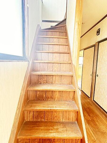 【リフォーム中/階段】階段は壁・天井のクロス張りや床のクッションフロア重ね張り、照明交換等のリフォームを行います。