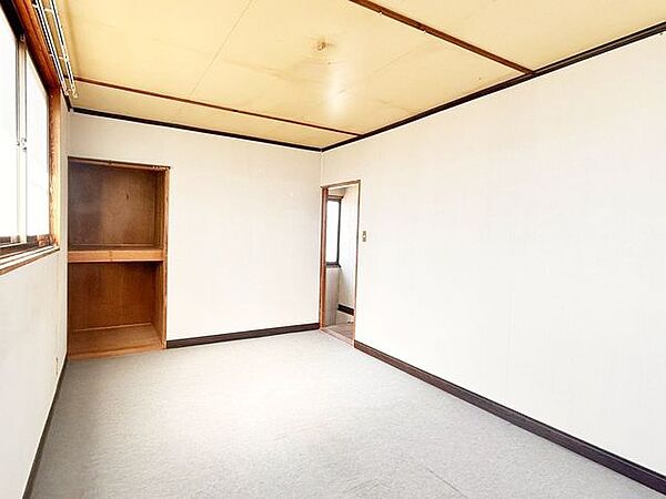 【リフォーム中/居室(3)】2階約7.5帖の洋室です。エアコンコンセントとTVジャックを設置いたします。フローリング張り替え、建具交換、クロス張替えを行います。