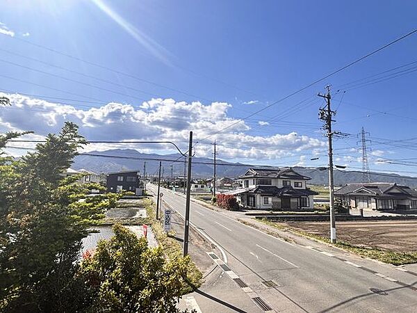 【眺望】2階居室からの眺望です。山をはじめとした広大な自然を眺めることができ、静かで落ち着いた生活をお過ごしいただけそうです。