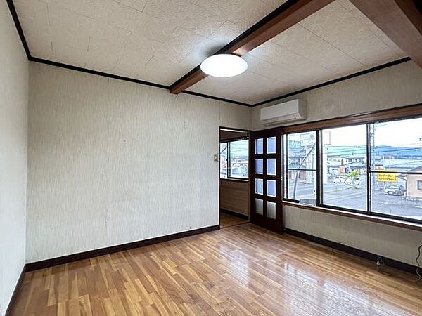 【リフォーム中/洋室(4)】天井・壁クロス、フローリングの張替えを行います。照明器具はLEDへと交換します。