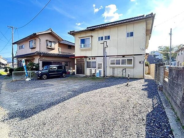 【リフォーム中/駐車場】土留めや花壇の撤去を行い、庭木の伐採を行います。普通車を4台停めれるようにいたします。