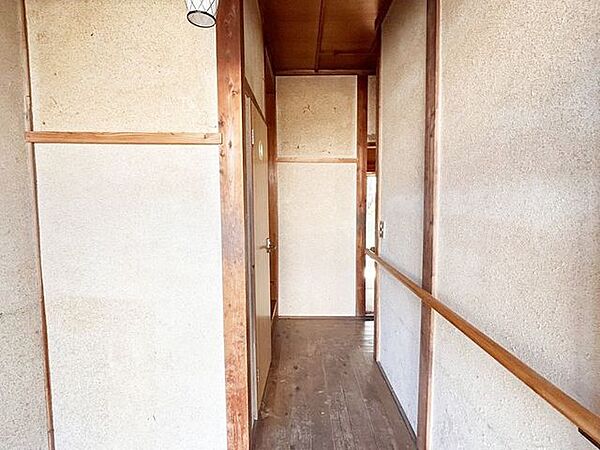 【リフォーム中/1階廊下】天井・壁クロス、フローリングの張替えを行います。照明器具はLED照明へと交換いたします。