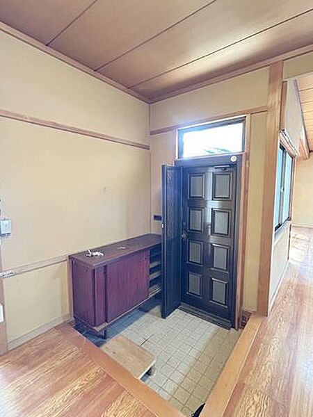 【リフォーム中/玄関ホール】シューズボックスを新品交換します。天井・壁クロスは張替えを行います。