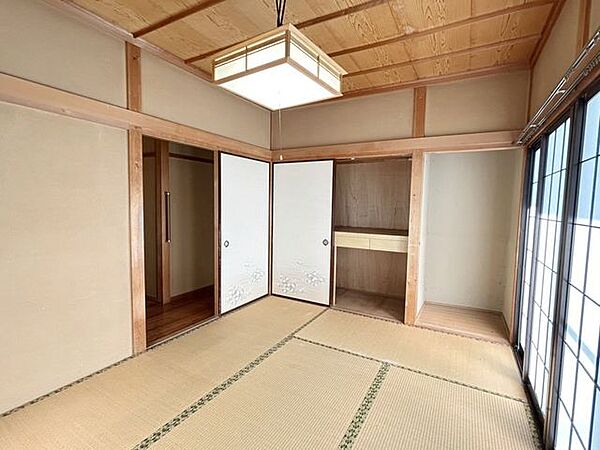 【リフォーム中/リビング】現在和室ですが、間取り変更を行いリビングにいたします。天井・壁クロス、フローリングの張替えを行います。照明器具はLED照明へと交換いたします。