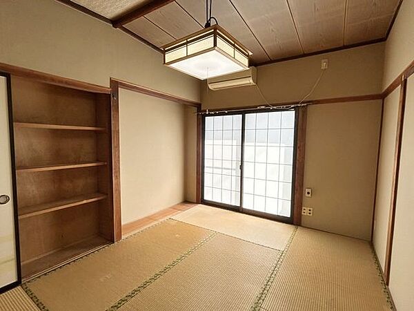 【リフォーム中/リビング】現在和室ですが、間取り変更を行いリビングにいたします。天井・壁クロス、フローリングの張替えを行います。照明器具はLED照明へと交換いたします。
