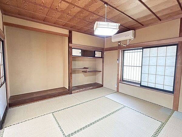 【リフォーム中/洋室(1)】現在、広縁部分とつなげ約14帖の洋室にいたします。天井・壁クロス、フローリングの張替えを行います。照明器具はLED照明へと交換いたします。