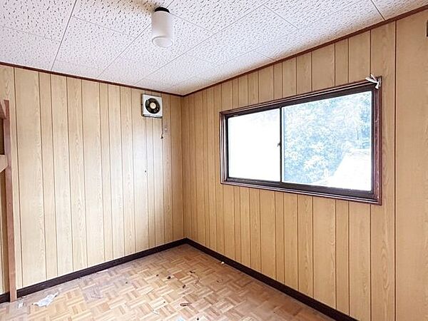 【リフォーム中/洋室(2)】こちら約6帖の洋室です。天井・壁クロス、フローリングの張替えを行います。照明器具はLEDへと交換します。