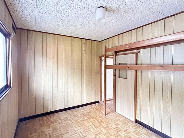 【リフォーム中/洋室(2)】こちら約6帖の洋室です。天井・壁クロス、フローリングの張替えを行います。照明器具はLEDへと交換します。