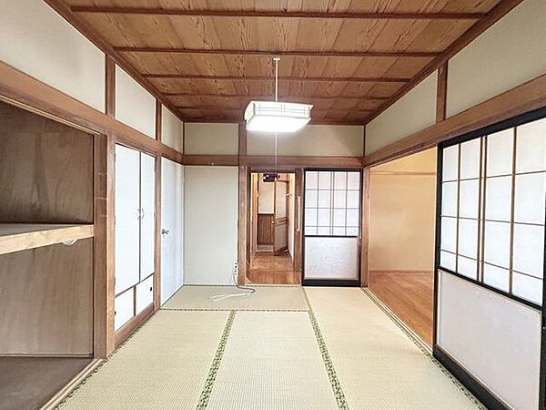 【リフォーム中/和室(1)】6帖の和室です。畳を表替え、天井と壁はクロス張替えをいたします。