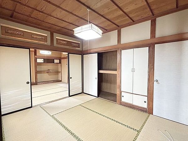 【リフォーム中/和室(1)】6帖帖の和室です。畳を表替え、天井と壁はクロス張替えをいたします。