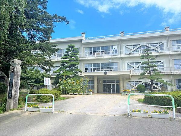 飯田市立上郷小学校 【周辺環境/小学校】上郷小学校まで約770ｍ（徒歩10分）