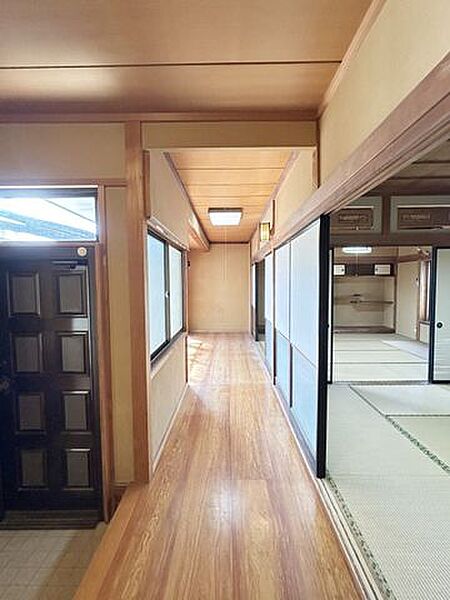 【リフォーム中/廊下】天井・壁クロス、フローリングの張替えを行います。照明器具はLED照明へと交換いたします。
