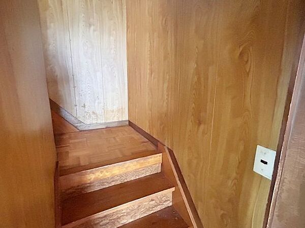 【リフォーム中/階段】手すりと滑り止めを新設いたします。天井・壁クロス、クッションフロアの張替えを行います。照明器具はLED照明へと交換いたします。
