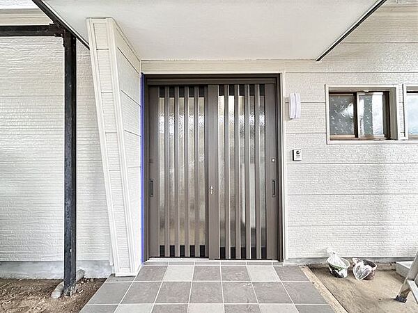 【リフォーム中/玄関ポーチ】玄関ドアは新品に交換いたします。また玄関外部にはモニター付きのインターホンを設置予定のため、防犯面も安心です。