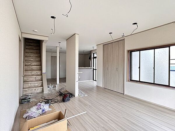 【リフォーム中/リビング】約22.5帖のLDKへRF予定です。天井・壁クロス張替え、フローリングの張替えを行います。照明器具はLED照明へと交換いたします。