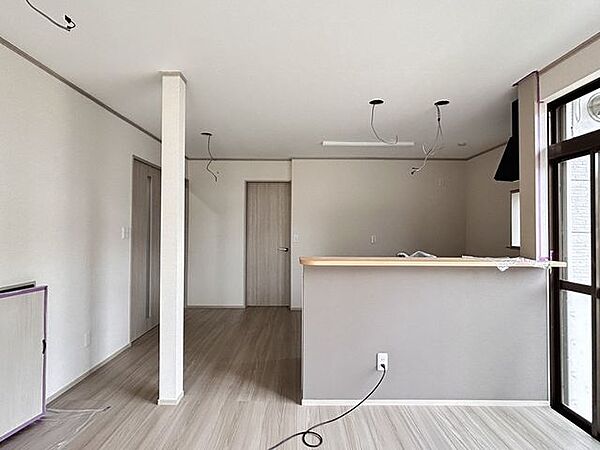 【リフォーム中/リビング】対面式キッチンはカウンター付きです。