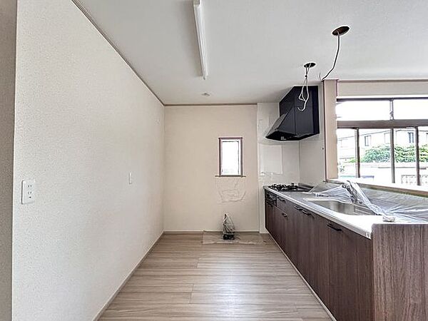 【リフォーム中/キッチンスペース】冷蔵庫や食器棚を置いても作業スペースが十分確保できます。