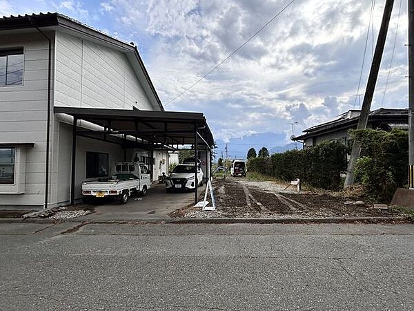 【リフォーム中/駐車場】駐車2台分のカーポート付きです。普通車2台縦列駐車可能です。