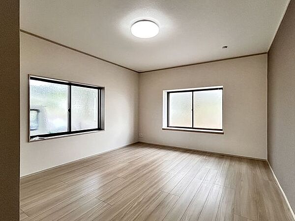【リフォーム中/洋室(1)】玄関左手側の洋室は約10.5帖の広さです。フローリング仕上げ、壁紙と天井はクロス交換、照明交換を行います。