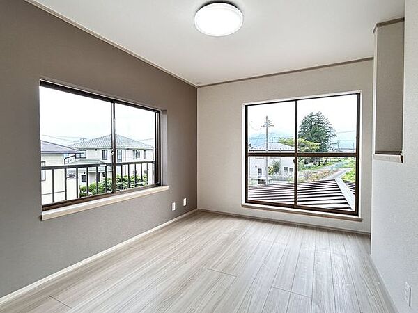 【リフォーム中/洋室(2)】床のフローリング張りや壁・天井のクロス張り、照明交換等のリフォームを行います。二面採光で南向きのため、日当たりが良く、暖かいお部屋です。