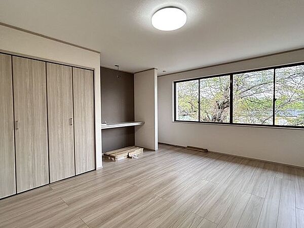 【リフォーム中/洋室(3)】床のフローリング張りや壁・天井のクロス張り、照明交換等のリフォームを行います。