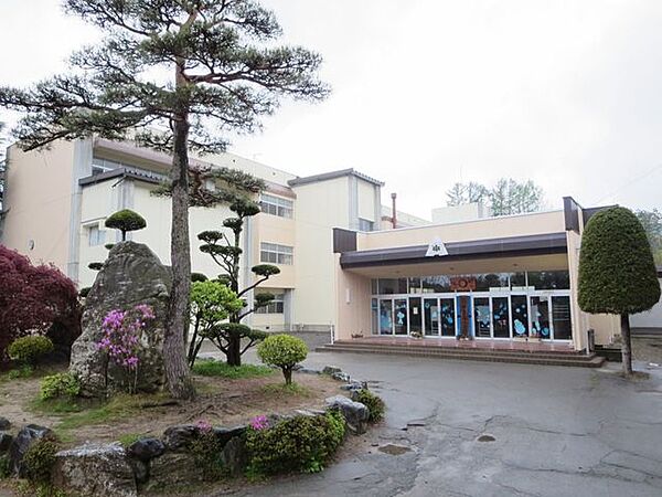 【小学校】西箕輪小学校まで約1100ｍ。小学校低学年の足だと約22～28分程。お子さまの成長にも不可欠な毎日の運動にピッタリな距離感ですね。