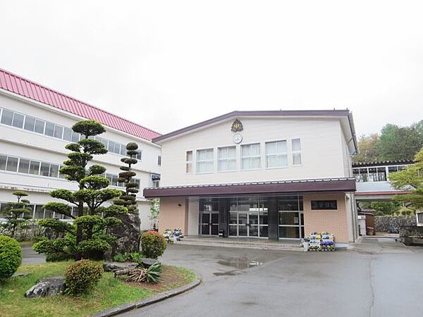 【中学校】西箕輪中学校まで約1100ｍ（徒歩約14分）。学校行事や部活動で帰りが遅くなっても苦にならない距離です。お友達と会話を楽しみながらの通学も良い思い出の1つですね。