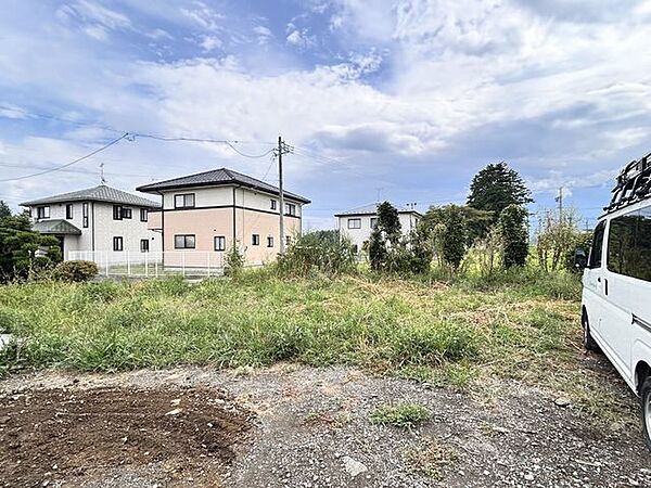 【お庭】住宅裏手と駐車場裏手に二か所ございます。庭木伐採を行います。広々としたお庭付き。お子様やペットものびのび遊べ、家庭菜園やBBQも楽しめるゆとりある住まいです。