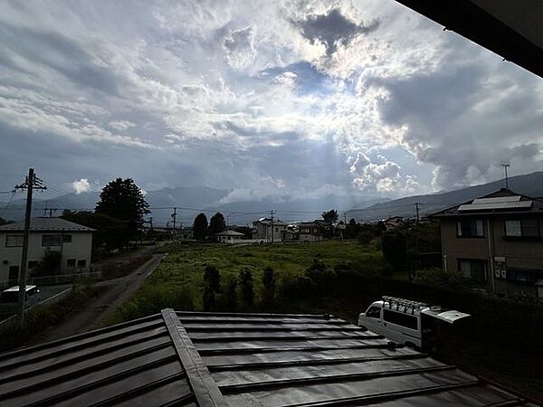 【眺望】住宅2Fから見た南西側の眺望です。隣地が現在は空き地になっており開放感のある眺望になっています。