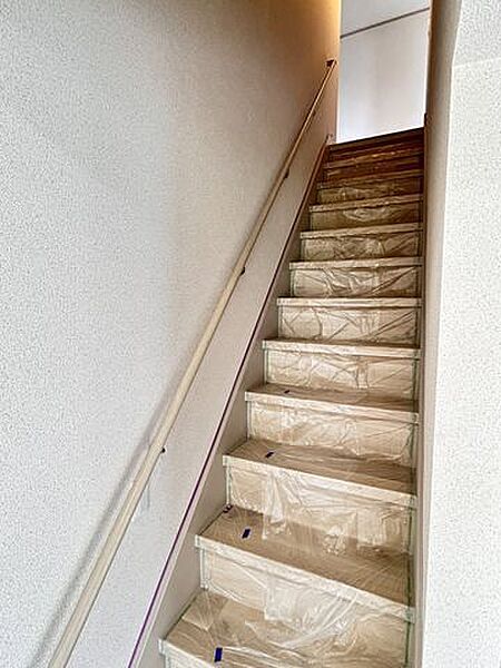 【リフォーム中/階段】天井・壁のクロス交換、照明交換を行い明るい空間へ。手すりやすべり止めの設置を行い上り下りをしやくします。
