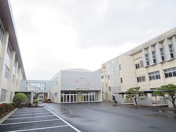 【周辺環境/中学校】伊那市立東部中学校まで約2600ｍ（徒歩27分）。 2110m