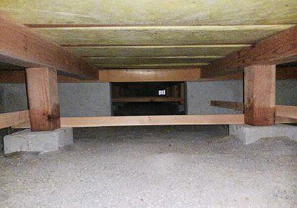 【床下】中古住宅の3大リスクである、雨漏り、主要構造部分の欠陥や腐食、給排水管の漏水や故障を2年間保証します。その前提で床下まで確認の上でシロアリの被害調査と防除工事もおこないます。