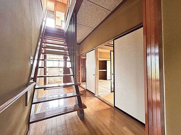 【リフォーム中/階段】天井・壁クロス、フローリングの張替えを行います。照明器具はLEDへと交換します。