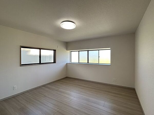 【リフォーム済み/洋室(1)】天井・壁クロス、フローリングの張替えを行いました。照明器具はLEDへと交換しました。北東側には棟が無いため見晴らし、陽当たりが良く、快適な生活をおくることができそうです。