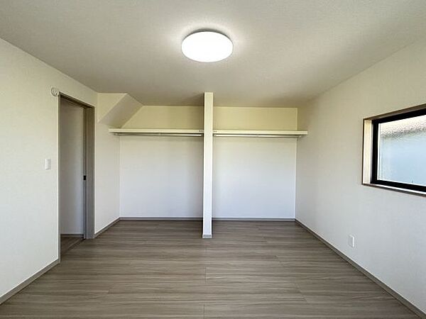 【リフォーム済み/洋室(1)】約10帖の洋室でございます。収納力のあるクローゼットを新設しました。クローゼットもあるため、主寝室として使えそうですね。