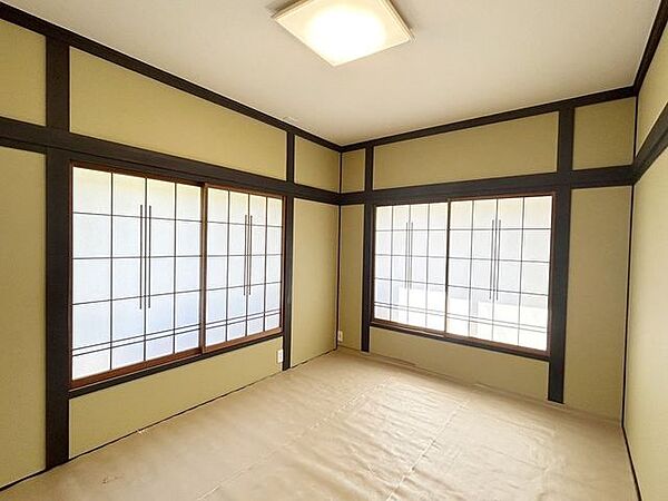 【リフォーム済み/和室】こちら6帖の和室です。畳を表替え、天井と壁はクロス張替えをいたしました。玄関から近い居室なので、客間としてのご利用、親戚の方やご友人のお泊りにも良いですね。