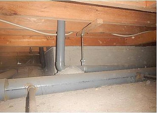 中古住宅の3大リスクである、雨漏り、主要構造部分の欠陥や腐食、給排水管の漏水や故障を2年間保証します。その前提で床下まで確認の上でリフォームし、シロアリの被害調査と防除工事も行います。