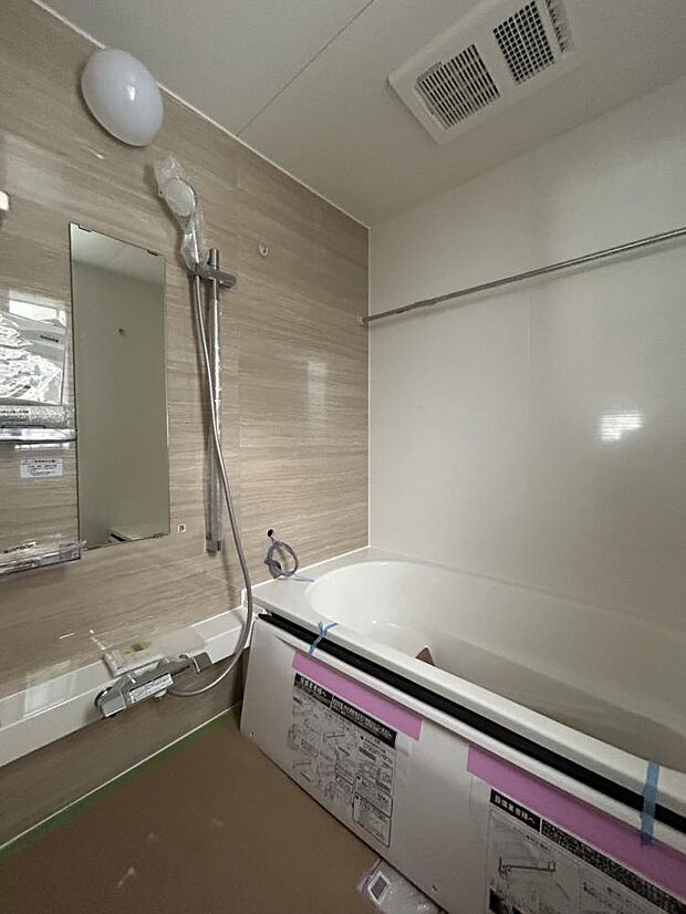 【リフォーム工事中 浴室】浴室はハウステック製の新品のユニットバスに交換しています。足を伸ばせる1坪サイズの広々とした浴槽で、1日の疲れをゆっくり癒すことができますよ。