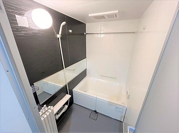 【浴室】ハウステック製の浴室乾燥機付きユニットバスに新品交換致しました。肌が直接触れる浴室が新品となっておりますので、中古住宅ながら、他社の使用感が一切なく清潔なままお住まい頂けます。