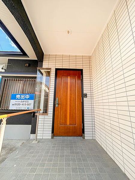 【リフォーム済】玄関は鍵交換を実施しました。木製のドアで高級感があります。