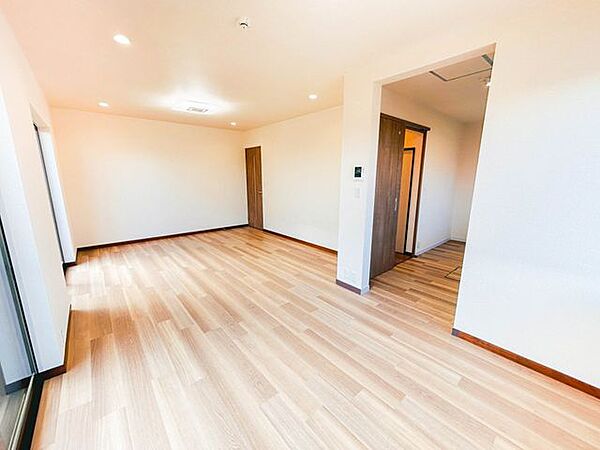【リフォーム済み】南面に窓があり、陽の入る明るいLDKです。床の張り替え・クロス張替え・照明交換等を実施しました。キッチンスペースと合わせて広々約17帖。ご家族で団らんできる大きな空間に仕上がりまし…