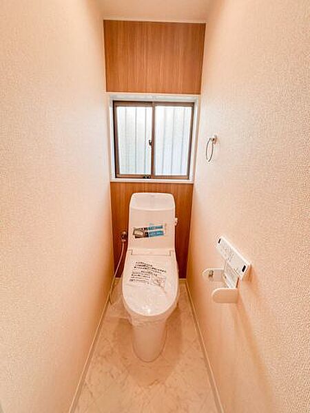 【リフォーム済み】トイレはリクシル製の新品に交換しました。床の張替え・クロスの張替え・照明交換を実施。中古住宅には珍しく、当物件は1F・2F両方にトイレがございます。生活に欠かせないトイレなので新品…