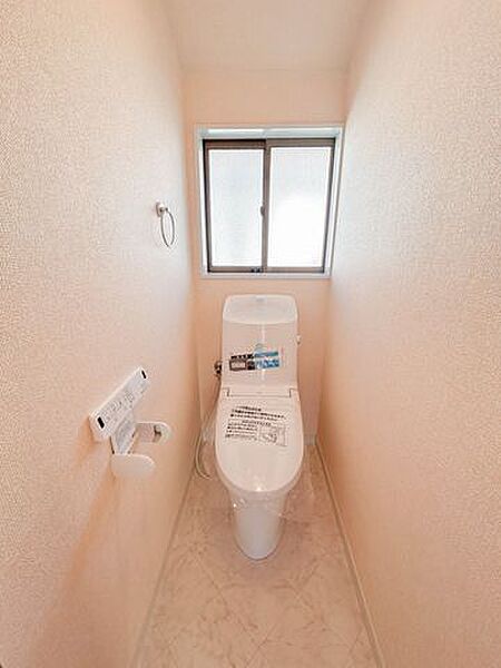 【リフォーム済み】2階トイレはリクシル製の新品に交換しました。また、床の張替え・クロスの張替え・照明交換を実施しました。