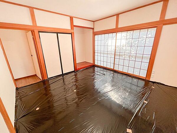 【リフォーム済み】1Fの8帖和室は南面に大きな窓があり、暖かい光が入ってくる居室です。収納も付いており、お布団や大きなものでも収納頂けます。畳の表替え・襖及び障子の張り替え・照明交換等を実施しました…