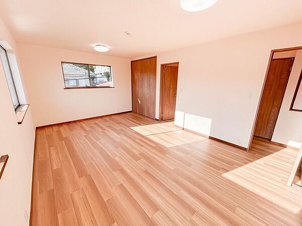 【リフォーム済み】2F約12帖の洋室になります。床の張替え・照明交換・クロスの張替え・建具交換を実施しました。こちらのお部屋は窓が多くついており、採光面で優れております。また、12帖と大きく将来的に…
