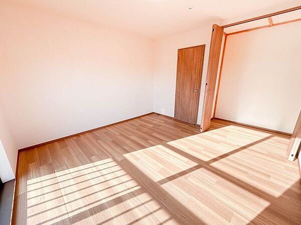 【リフォーム済み】2Fの8帖洋室はもともと和室を洋室へと変更致しました。旧和室ということもあり、押し入れサイズのクローゼットを作成できましたので収納面でも困らないお部屋です。